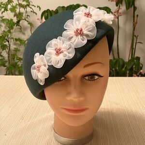 Elegant Hunter Green Beret with Pink Floral Accents